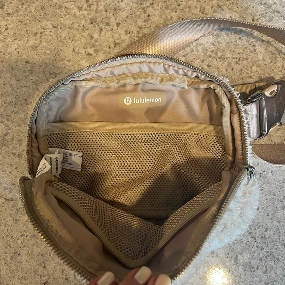 Lululemon Sherpa Wear Everywear Belt Bag - Picture 2 of 4